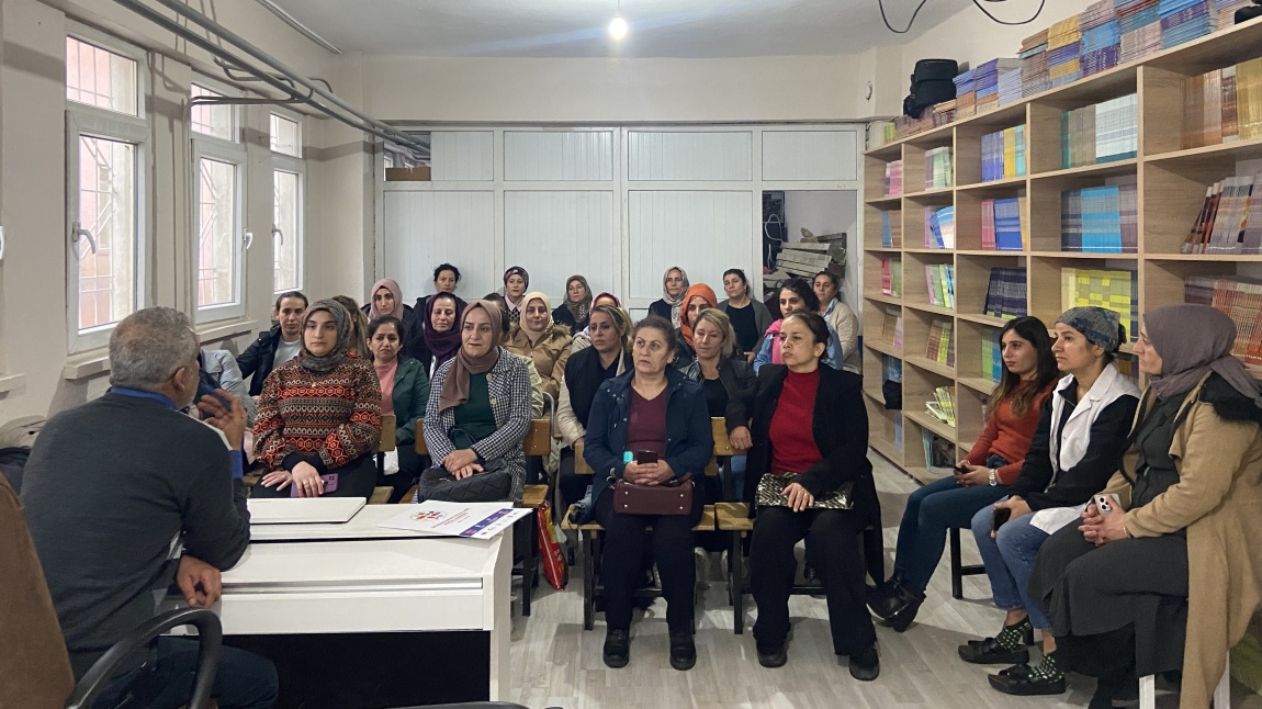 Yeni Müdürümüz Nazmi GÜZEL usta öğreticilermizle toplantı düzenledi.